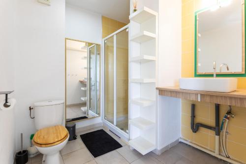 une salle de bain avec une douche, des toilettes et un lavabo dans l'établissement Pause à Agde - Avec terrasse, à Agde