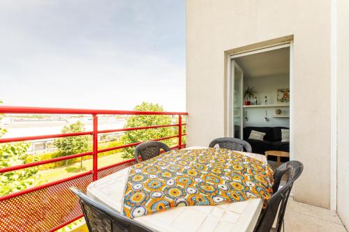 une table et des chaises sur un balcon avec vue dans l'établissement Pause à Agde - Avec terrasse, à Agde