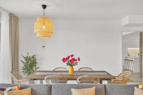 a dining room with a table and chairs at Townhouse Eden Golf Chaparral in Málaga
