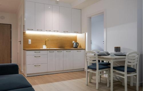 Η κουζίνα ή μικρή κουζίνα στο 1 Bedroom Stunning Apartment In Ustka