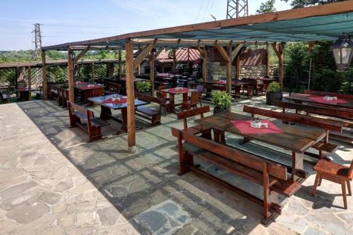 Restoran atau tempat lain untuk makan di Студио в курорт Шкорпиловци