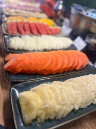 un gruppo di diversi tipi di cibo sui piatti di Terraço Plaza Hotel a Jabuticabal