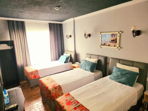 una camera d'albergo con due letti e una finestra di City Park Suites City Center Corlu a Corlu