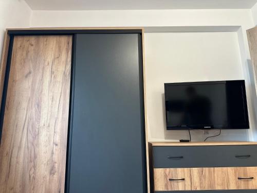 Televisyen dan/atau pusat hiburan di Apartments Carpe Del Mare Complex Carpe Diem Balchik