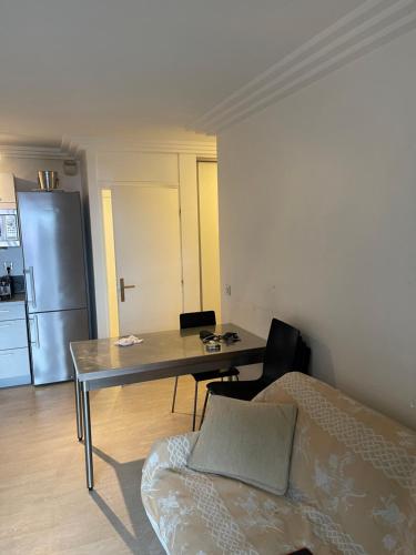 un salon avec une table et un réfrigérateur dans l'établissement Théoule-sur-Mer, à Théoule-sur-Mer