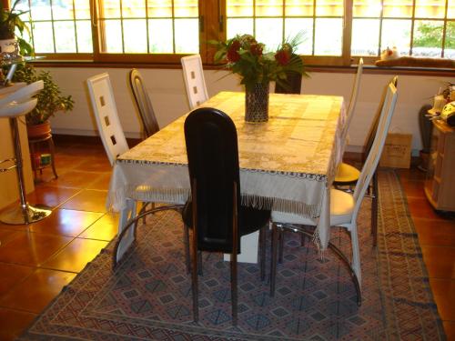 mesa de comedor con sillas, mesa, mesa y silla en BnB Le Relais du Château, en Aigle