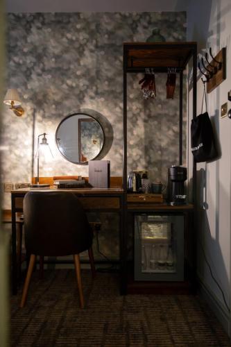 a desk with a mirror and a chair in a room at Pontcanna Inn in Cardiff