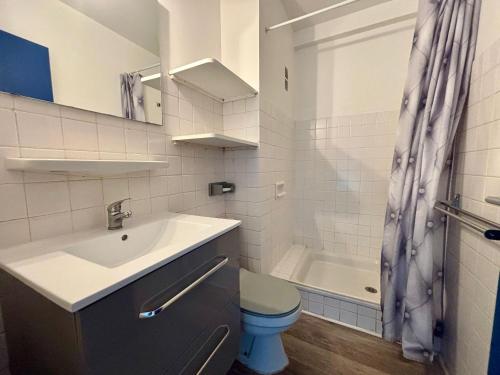 une salle de bain avec un lavabo, des toilettes et une baignoire dans l'établissement Belle Appartement T2 Plage Centrale Argeles sur mer, à Argelès-sur-Mer