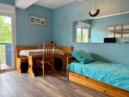 - une chambre avec une table et un lit ainsi qu'une salle à manger dans l'établissement Belle Appartement T2 Plage Centrale Argeles sur mer, à Argelès-sur-Mer