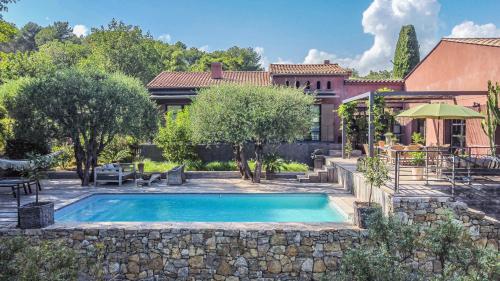 une piscine devant une maison dans l'établissement S1 Villa Fleur de Cacao, à Opio