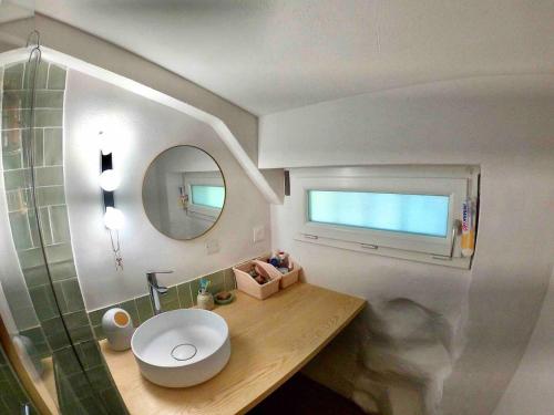 une salle de bain avec toilettes, lavabo et miroir dans l'établissement Maison de hameau au coeur de la campagne Grimaudoise, à Grimaud