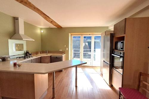 une cuisine avec une grande île au milieu dans l'établissement Maison 4 chambres au cœur d’Évaux-les-Bains, à Évaux-les-Bains