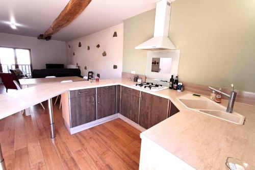 une cuisine avec un évier et un plan de travail dans l'établissement Maison 4 chambres au cœur d’Évaux-les-Bains, à Évaux-les-Bains
