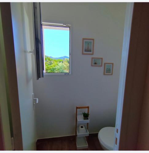 une salle de bain avec toilettes et fenêtre dans l'établissement Maison 6 personne, à Argelès-sur-Mer