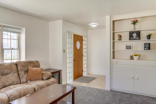 Гостиная зона в Family Home By Theme Park and Waterloo Arts District