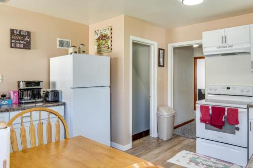 Кухня или мини-кухня в Family Home By Theme Park and Waterloo Arts District
