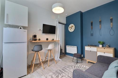 - une cuisine avec un réfrigérateur blanc et un bureau dans la chambre dans l'établissement Les Apparts du Pont Vert - lit double - WiFi - tout inclus - 2, à Troyes