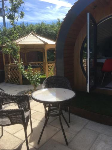Kawasan patio atau luaran di The Orchard Glamping pod