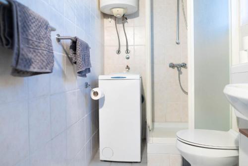 une petite salle de bain avec toilettes et douche dans l'établissement Quirky Penthouse Apartment, à Vrboska