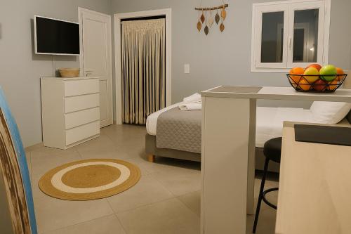 TV a/nebo společenská místnost v ubytování Boho Sisi Retreat - Poolside Oasis & Private Hot Tub