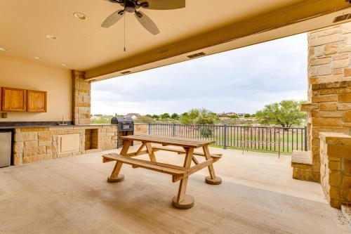 1 Mi From Lake Pet-Friendly Del Rio Gemにあるバルコニーまたはテラス
