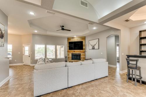 1 Mi From Lake Pet-Friendly Del Rio Gemにあるテレビまたはエンターテインメントセンター