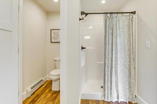 Koupelna v ubytování Walk to Sebago Town Beach Luxe Townhome with Grill