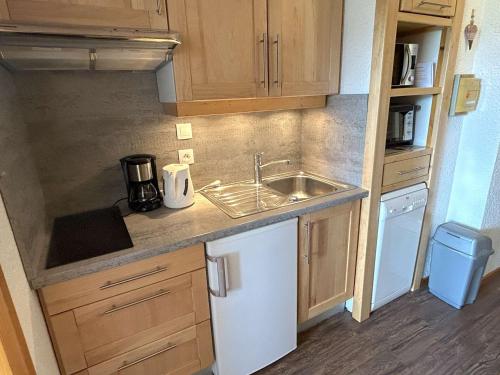 une petite cuisine avec un évier et un comptoir dans l'établissement Studio cabine pour 4 personnes avec balcon exposé sud, au cœur des Saisies - FR-1-594-108, à Hauteluce