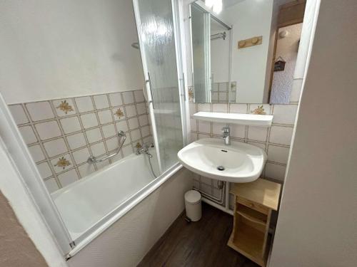 La salle de bains est pourvue d'un lavabo, d'une douche et d'une baignoire. dans l'établissement Studio cabine pour 4 personnes avec balcon exposé sud, au cœur des Saisies - FR-1-594-108, à Hauteluce