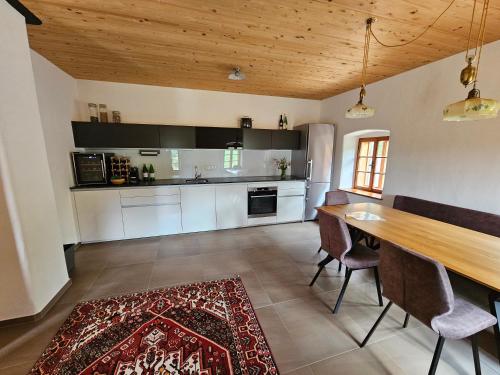 una cucina con tavolo e sedie in legno e una sala da pranzo di Weingartenhaus Eckberg41 a Eckberg