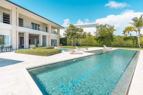 Retreat villa with lake view, maid,bbq in Punta Cana