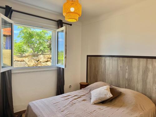 Ένα ή περισσότερα κρεβάτια σε δωμάτιο στο Villa le Palmier 10 personnes piscine, vue mer, plage