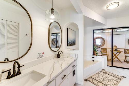 Ένα μπάνιο στο Group Getaway Luxe Lakeside Gem in Port Charlotte