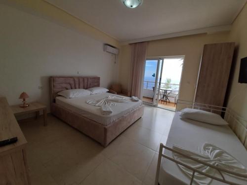 Katil atau katil-katil dalam bilik di Sea View Luxury Apartments Palase Dhermi