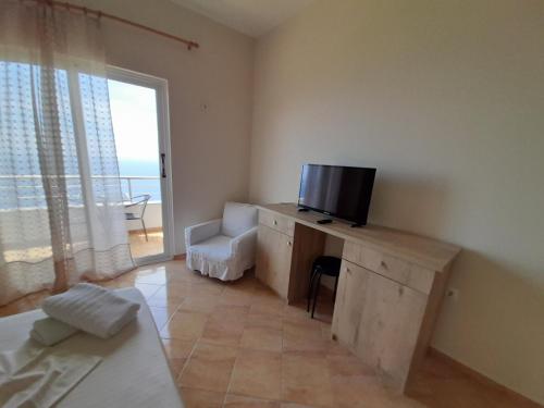 Televisyen dan/atau pusat hiburan di Sea View Luxury Apartments Palase Dhermi