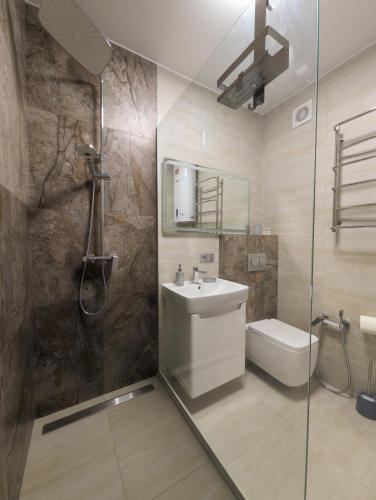 a bathroom with a shower and a sink and a toilet at Студія-трансформер ЖК Лісопарковий in Vinnytsya
