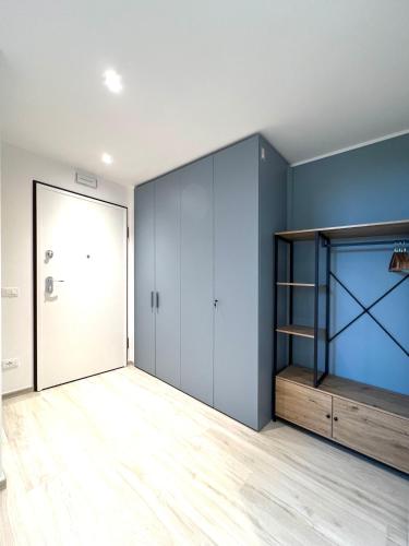 an empty room with a closet and a door at Appartamento Cielo e Mare in Pietra Ligure