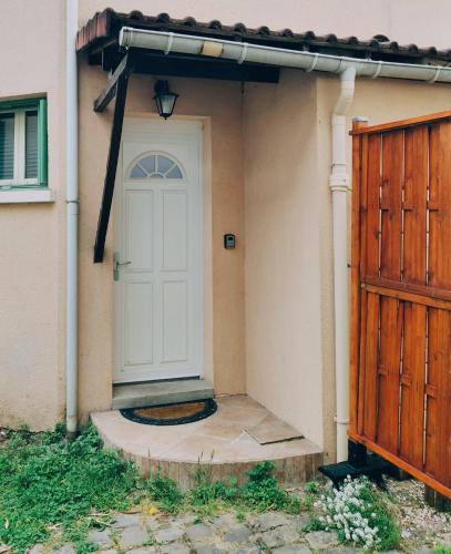une porte blanche sur le côté d'une maison dans l'établissement Spacious house, near Paris, à Houilles
