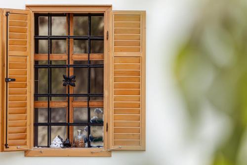 an open window with a bunch of objects in it at Köveskál Panzió in Köveskál