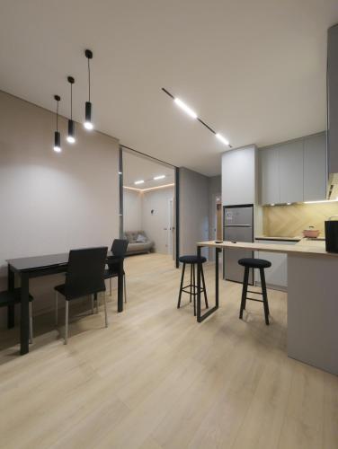 a kitchen and dining room with a table and chairs at Студія-трансформер ЖК Лісопарковий in Vinnytsya