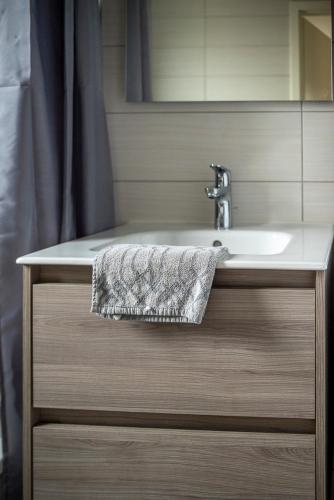 un lavabo de salle de bain avec une serviette dessus dans l'établissement Hohwarth - Le Contemporain - Logement 6 personnes, à Saint-Pierre-Bois