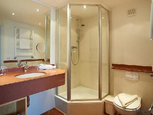 ein Bad mit einer Dusche und einem Waschbecken in der Unterkunft Ritterschänke in Essing