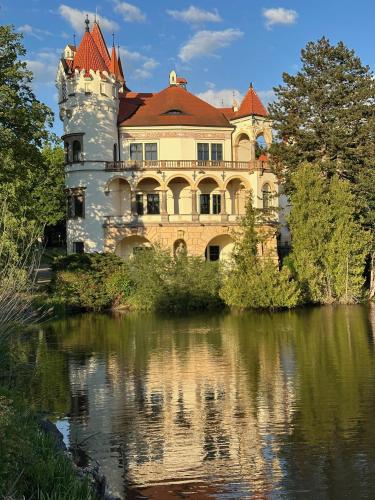 Výhled na řeku, která protéká v blízkosti apartmánu