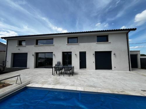Cette maison blanche dispose d'une terrasse et d'une piscine. dans l'établissement Villa en campagne, à Roussillon