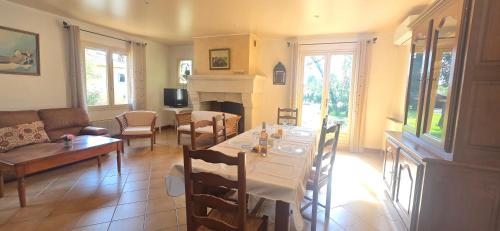 un salon avec une table et une cheminée dans l'établissement Gite Saint Irénée, à Béziers