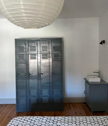 un groupe de casiers dans une pièce avec un plafond dans l'établissement Chambres indépendantes Centre Ville Yssingeaux, à Yssingeaux