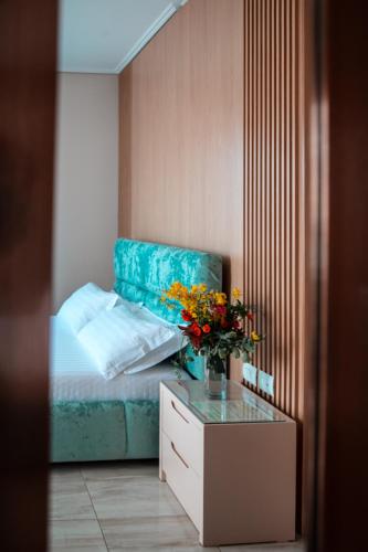 Una cama o camas en una habitación de Vila e Bardhe Butique Hotel