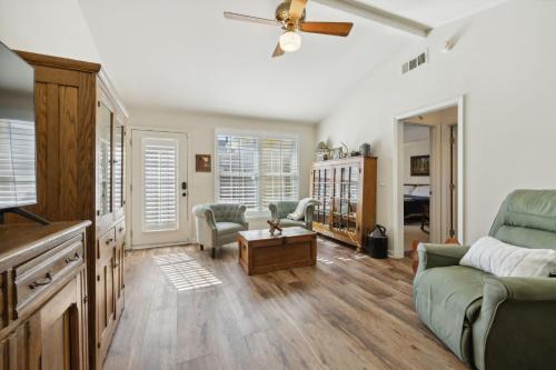 Posezení v ubytování Charming Vintage 3 Bedroom Townhome 30 or more Days by SkyRun Nashville