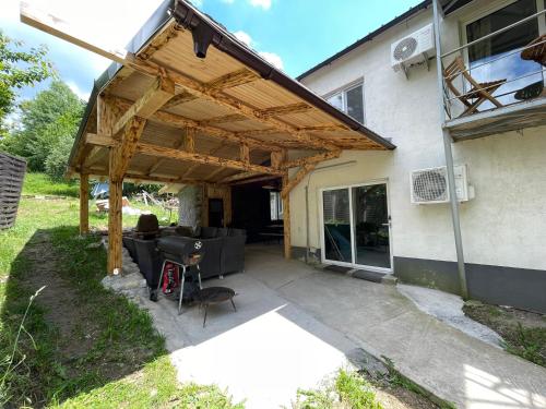 una pérgola de madera en el lateral de una casa en La Burlacu, en Eşelniţa