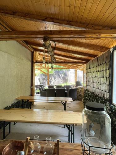 una sala de estar con una mesa y un sofá en La Burlacu, en Eşelniţa